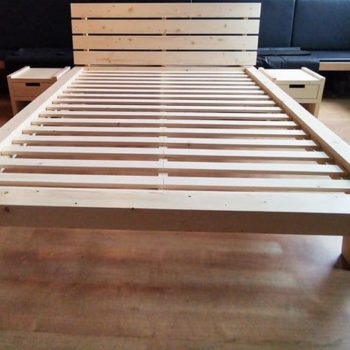 Bett aus Fichtenholz mit Lattenrost und 2 Nachtkästchen inklusive