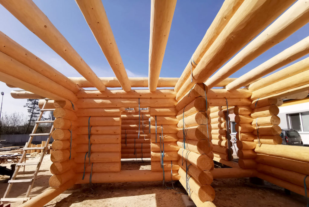 Innenansicht von einem Blockhaus in der Bauphase in Tirol beim Holzbau